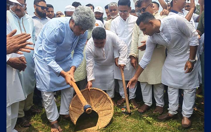 বাঞ্ছারামপুরে খাল খনন উদ্বোধন করলেন প্রতিমন্ত্রী জোনায়েদ সাকি