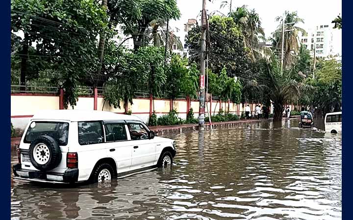 বৃষ্টিতে কুমিল্লা নগরীর গুরুত্বপূর্ণ সড়কগুলো পানির নিচে