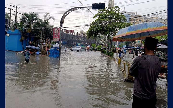 টানা বর্ষণে ডুবছে চট্টগ্রাম, দুর্ভোগে নগরবাসী