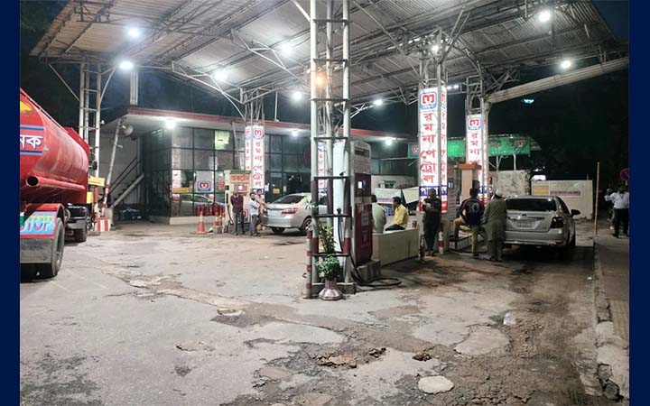 রাজধানীর ফিলিং স্টেশনে তেল আছে, নেই সেই দীর্ঘ লাইন