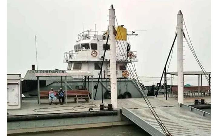 বৈরী আবহাওয়ায় হাতিয়া রুটে ফেরি চলাচল বন্ধ, ঘাটে আটকা পণ্যবাহী যান