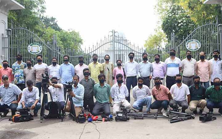 সুপ্রিম কোর্টের সামনে মুখে কালো কাপড় বেঁধে সাংবাদিকদের মানববন্ধন
