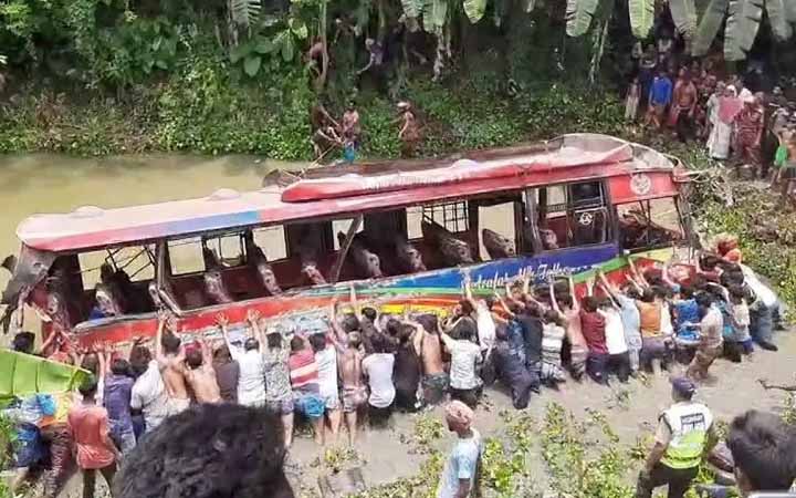 কুষ্টিয়ায় বাস-ট্রাক সংঘর্ষে নিহত ৩, আহত অন্তত ২৫