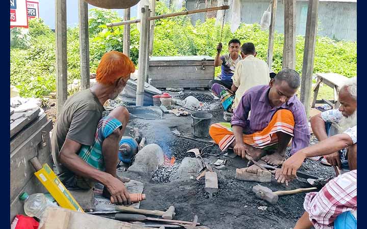ঈদুল আজহা ঘিরে টুংটাং শব্দে মুখর কামারপল্লী