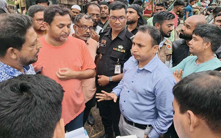 মহাসড়ক বন্ধ করে গরুর হাট: দুই ইজারাদারসহ ৪ জনকে জরিমানা