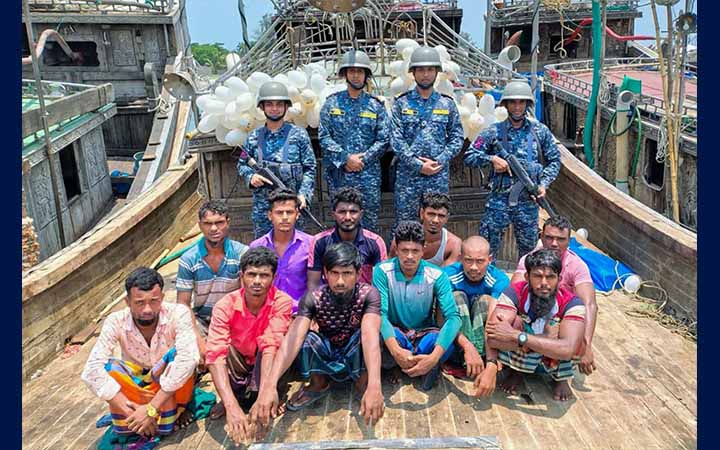 মিয়ানমারে পাচারকালে সিমেন্ট-বোটসহ ৫২ জনকে আটক করলো নৌবাহিনী