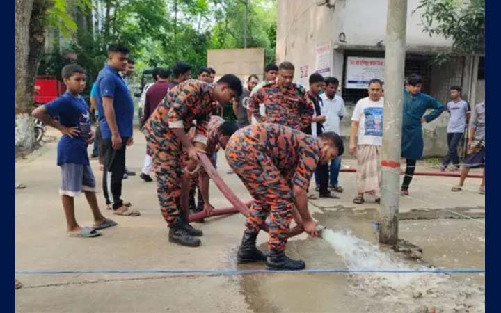 শরীয়তপুরে রহস্যজনকভাবে গরম মাটি, কারণ খুঁজছে ফায়ার সার্ভিস