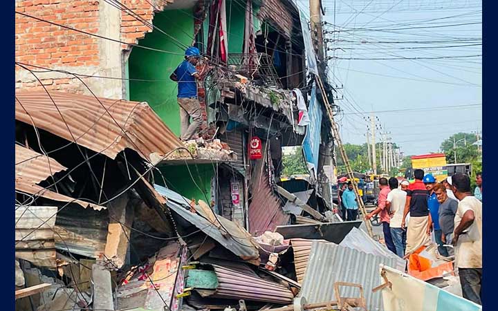 সিরাজগঞ্জে গুঁড়িয়ে দেওয়া হলো ৫০টি অবৈধ স্থাপনা