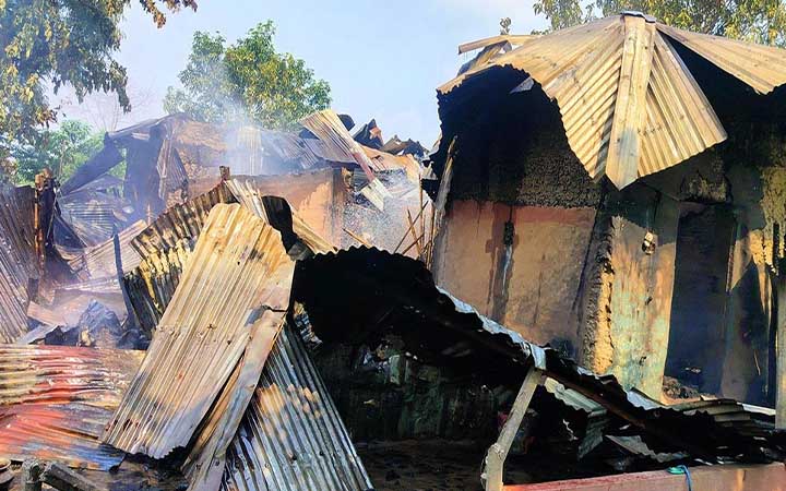 নওগাঁয় হত্যার ঘটনায় আসামিদের বাড়িতে হামলা
