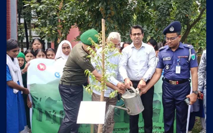 হবিগঞ্জে শিক্ষার্থীদের মাঝে গাছের চারা বিতরণ