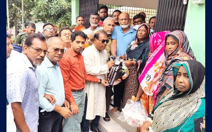 বগুড়ায় জিআর চাল বিতরণ করলেন এমপি রেজাউল করিম