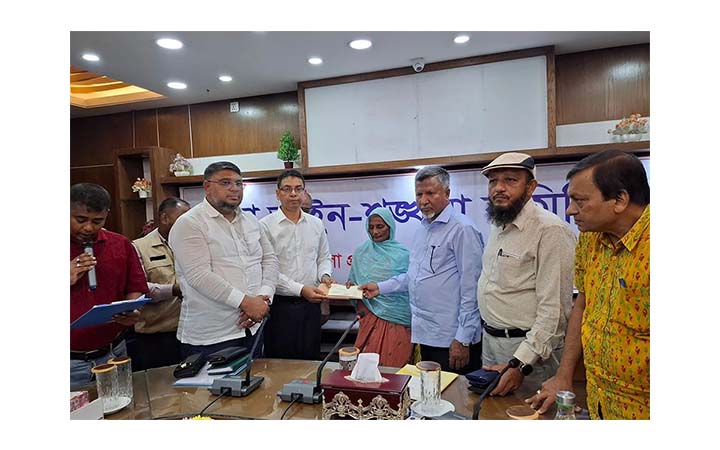 জয়পুরহাটে সড়ক দুর্ঘটনায় ক্ষতিগ্রস্তদের মাঝে ৭৭ লাখ টাকার চেক বিতরণ