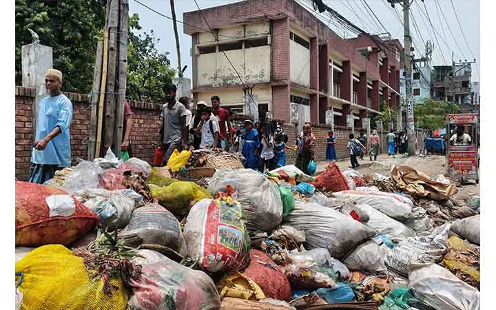 স্কুল ঘেঁষে ময়লার ভাগাড়, স্বাস্থ্যঝুঁকিতে শিক্ষার্থীরা
