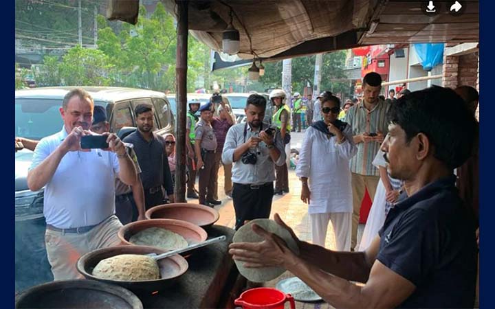 রাজশাহীর কালাইরুটি খেয়ে মুগ্ধ মার্কিন রাষ্ট্রদূত, বললেন ‘দারুণ মজা’