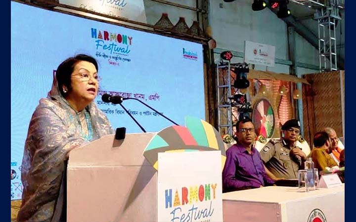 ‘টেকশই পর্যটন বিকাশে সরকার কমিউনিটি বেইজড ট্যুরিজমে গুরুত্ব দিচ্ছে’ বেসামরিক বিমান পরিবহন ও পর্যটনমন্ত্রী আফরোজা খানম রিতা এমপি বলেছেন, বর্তমান সরকার কমিউনিটি বেইজড ট্যুরিজম, এথনিক ট্যুরিজম এবং টেকসই পর্যটন বিকাশে গুরুত্ব দিচ্ছে। আমরা চাই ক্ষুদ্র নৃ-গোষ্ঠীর সংস্কৃতি শুধু প্রদর্শিত হবে না, তা পর্যটনের সম্পদে রূপান্তরিত হবে; কর্মসংস্থান সৃষ্টি করবে এবং স্থানীয় অর্থনীতিকে শক্তিশালী করবে। আজ শুক্রবার বিকেলে মৌলভীবাজারের শ্রীমঙ্গল উপজেলার ফুলছড়া চা বাগান মাঠে আয়োজিত তিন দিনব্যাপী ‘হারমনি ফেস্টিভ্যাল সিজন-২’-এর উদ্বোধনী অনুষ্ঠানে প্রধান অতিথির বক্তব্যে তিনি এসব কথা বলেন। মন্ত্রী বলেন, বাংলাদেশের শক্তি তার বৈচিত্র্যে। ধর্ম, ভাষা, সংস্কৃতি ও জনগোষ্ঠীর ভিন্নতা আমাদের বিভক্ত করে না; বরং আরও সমৃদ্ধ করে। তিনি বলেন, শ্রীমঙ্গল শুধু চায়ের রাজধানী নয়, এটি বাংলাদেশের অন্যতম বৈচিত্র্যময় সাংস্কৃতিক অঞ্চল। এখানে এবং এর আশপাশে প্রায় ২৬টি ক্ষুদ্র নৃ-গোষ্ঠীর বসবাস রয়েছে। তাদের ভাষা, সংস্কৃতি, ঐতিহ্য, শিল্পকলা ও জীবনধারা বাংলাদেশের জাতীয় সংস্কৃতিকে আরও সমৃদ্ধ ও বর্ণিল করেছে। মন্ত্রী আরো বলেন, হারমনি ফেস্টিভ্যাল শুধু একটি সাংস্কৃতিক আয়োজন নয়; এটি সম্প্রীতি, সহাবস্থান ও পারস্পরিক শ্রদ্ধাবোধের এক অনন্য মিলনমেলা। এবারের উৎসবে ১৭টি ক্ষুদ্র নৃ-গোষ্ঠী অংশগ্রহণ করছে, যা বাংলাদেশের সাংস্কৃতিক বৈচিত্র্যের একটি অনন্য উপস্থাপনা। তিনি আশা প্রকাশ করেন, হারমনি ফেস্টিভ্যাল দেশের সাংস্কৃতিক বৈচিত্র্য, সম্প্রীতি ও ঐতিহ্যকে আরও ব্যাপকভাবে তুলে ধরবে এবং সাংস্কৃতিক পর্যটনের বিকাশে গুরুত্বপূর্ণ ভূমিকা রাখবে। বেসামরিক বিমান পরিবহন ও পর্যটন মন্ত্রণালয়ের সচিব মিস ফাহমিদা আখতার’র সভাপতিত্বে অনুষ্টানে স্বাগত বক্তব্য রাখেন, বেসামরিক বিমান পরিবহন ও পর্যটন মন্ত্রণালয়ের অতিরিক্তি সচিব ও বাংলাদেশ ট্যুরিজম বোর্ডের  প্রধান নির্বহী কর্মকর্তাা (অ.দা.) মো আব্দর রউফ।   বক্তব্য রাখেন বেসামরিক বিমান পরিবহন ও পর্যটন প্রতিমন্ত্রী এম. রশিদুজ্জামান মিল্লাত এমপি, মৌলভীবাজার-৩ আসনের সংসদ সদস্য নাসের রহমান, মৌলভীবাজার-৪ আসনের সংসদ সদস্য মো. মুজিবুর রহমান চৌধুরী এবং সংস্কৃতি বিষয়ক মন্ত্রণালয়ের সচিব মিস কানিজ মোল্লা।
