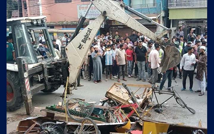 কুমিল্লা নগরীতে হকার উচ্ছেদ অভিযান, ভেঙে ফেলা হলো ভ্যান