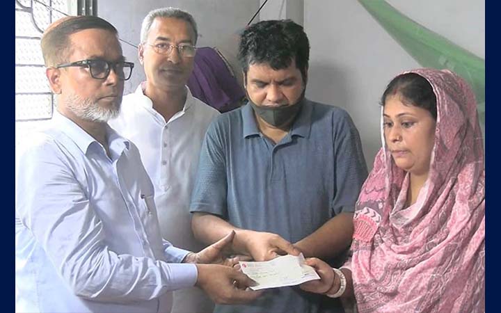 রিয়া গোপের পরিবারকে নাসিক প্রশাসকের আর্থিক অনুদান