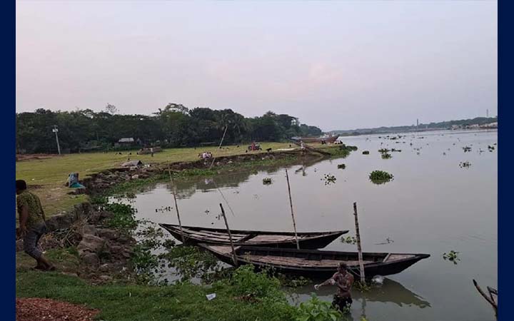 বর্ষার আগেই আড়িয়াল খাঁ নদীতে ভাঙন, আতঙ্কে সাধারণ মানুষ