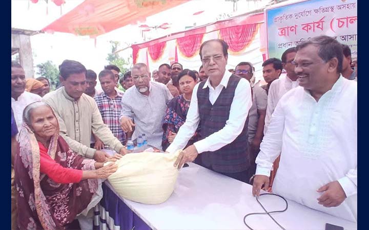 লালমনিরহাটে বন্যাদুর্গতদের খাদ্য ও আর্থিক সহায়তা