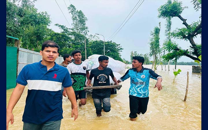 বাঁশখালীর বন্যার্ত মানুষের পাশে ঢাবি ছাত্রদল নেতা
