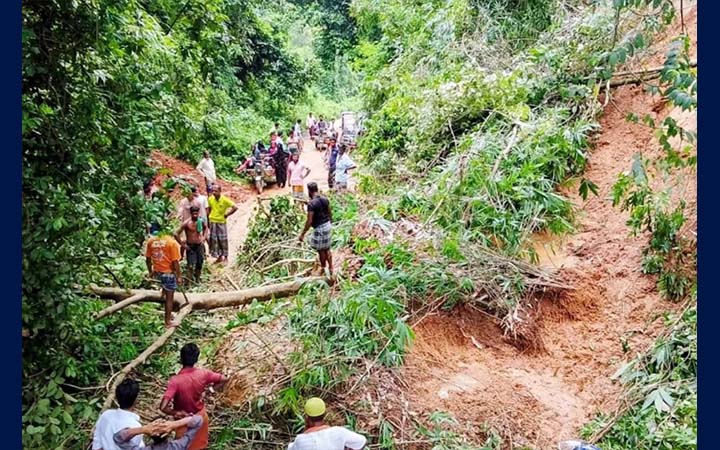 শেরপুরে টানা বৃষ্টিতে পাহাড় ধস, সীমান্ত সড়কে যান চলাচল ব্যাহত