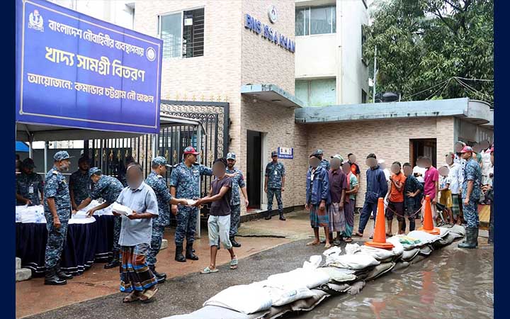 বন্যাদুর্গত ও পানিবন্দি মানুষের পাশে বাংলাদেশ নৌবাহিনী