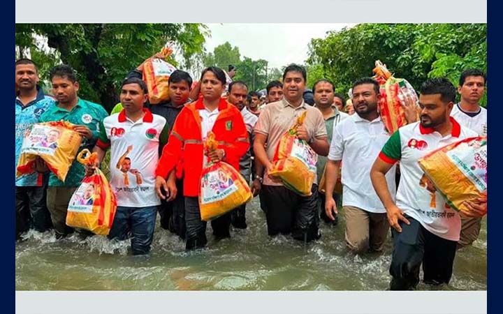 চট্টগ্রামে বন্যাদুর্গতদের পাশে ছাত্রদল