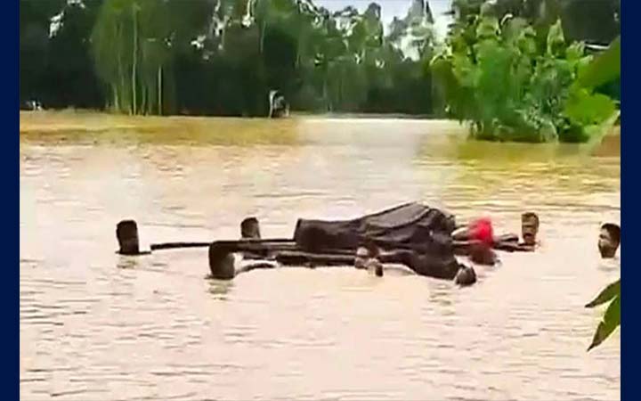 ভেলায় লাশ ভাসিয়ে নেওয়ার ভিডিও ভাইরাল, যা বলছে প্রশাসন