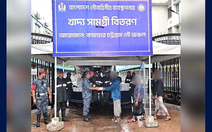 বন্যাকবলিত অসহায় মানুষের মাঝে নৌবাহিনীর রান্না করা খাবার বিতরণ