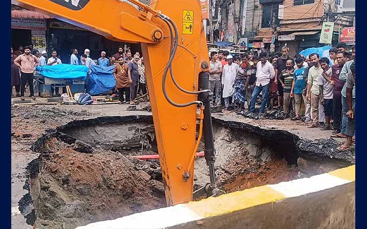 টানা বৃষ্টিতে পুরান ঢাকার নারিন্দায় সড়কে ধস, যান চলাচল বন্ধ