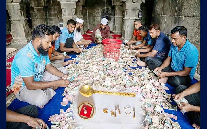 কুসুম্বা মসজিদের দানবাক্সে মিলল পৌনে ১৩ লাখ টাকা ও স্বর্ণের চামচ