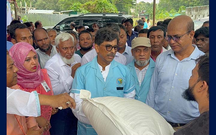 চট্টগ্রামের ক্ষতিগ্রস্থ খামারিদের মাঝে গোখাদ্য বিতরণ