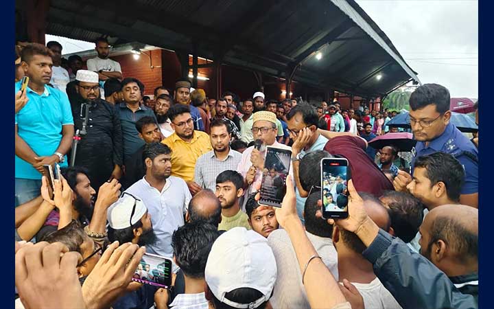 আন্তঃনগর ট্রেনের যাত্রাবিরতি বাতিলের প্রতিবাদে রেলপথ অবরোধ