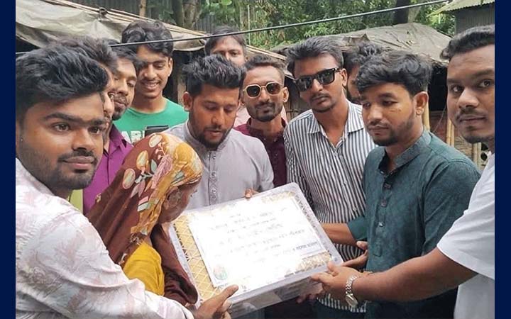প্রধানমন্ত্রীর নির্দেশে শহীদ আরাফাত মুন্সীর পরিবারকে উপহার সামগ্রী