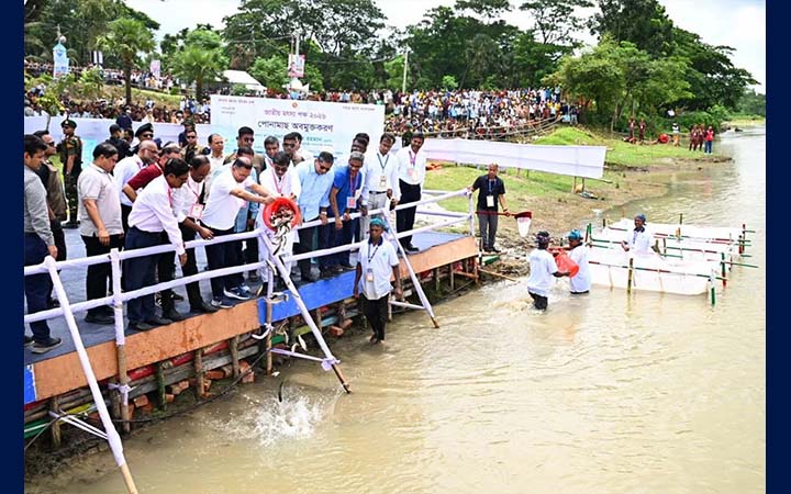 ব্রহ্মপুত্র নদে মাছের পোনা অবমুক্ত করলেন প্রধানমন্ত্রী