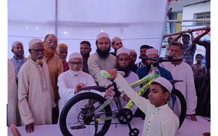 টানা ৪০ দিন জামায়াতে পাঁচ ওয়াক্ত নামাজ আদায় করে পুরস্কৃত শিশু-কিশোররা