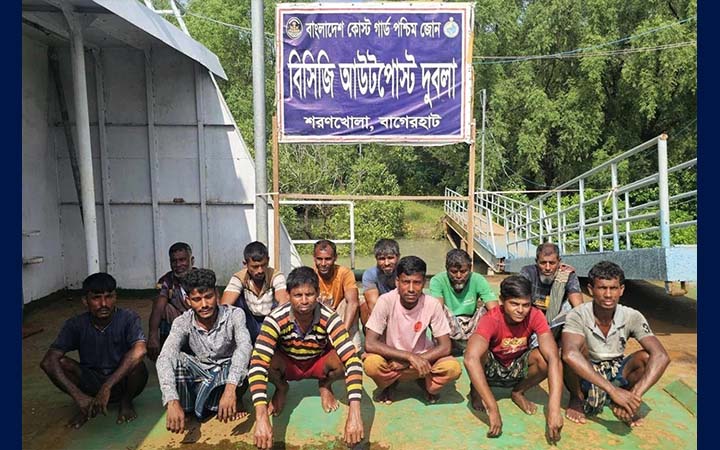 গভীর সমুদ্রে ইঞ্জিন বিকল, ফিশিং ট্রলারসহ ১২ জেলেকে জীবিত উদ্ধার