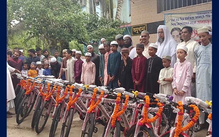 ৪০ দিন জামাতে নামাজ পড়ায় ১৭ শিশু-কিশোর পেল বাইসাইকেল