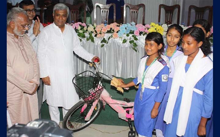 যশোরে শিক্ষার্থীদের মাঝে বাইসাইকেল বিতরণ