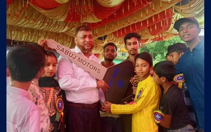 কুড়িগ্রামে প্রধান শিক্ষককে রাজকীয় বিদায়