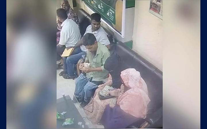 ব্যাংকে টাকা গুনছিলেন গ্রাহক, কৌশলে ৪ লাখ টাকা নিয়ে পালাল চোর