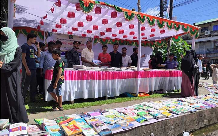 সুনামগঞ্জে শিক্ষার্থীদের মাঝে বিনামূল্যে বই বিতরণ