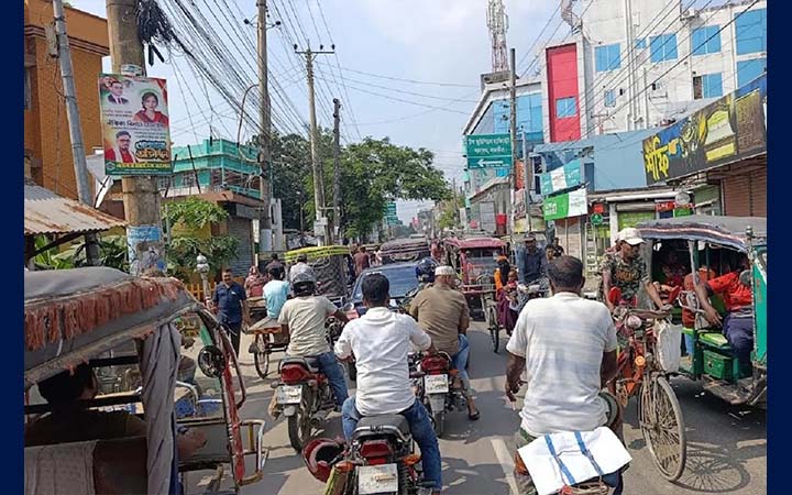 সাতক্ষীরা পৌরশহরে নিয়ন্ত্রণহীন অবৈধ যানবাহনে তীব্র যানজট, জনদুর্ভোগ চরমে