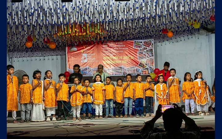 মঞ্চজুড়ে শিশুরা, বড়দের জন্য শুধু দর্শকের আসন