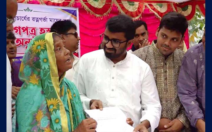 প্রাথমিক বিদ্যালয়ে বাদ পড়া মিশনের মায়ের হাতে নিয়োগপত্র তুলে দিলেন রাশেদ খাঁন