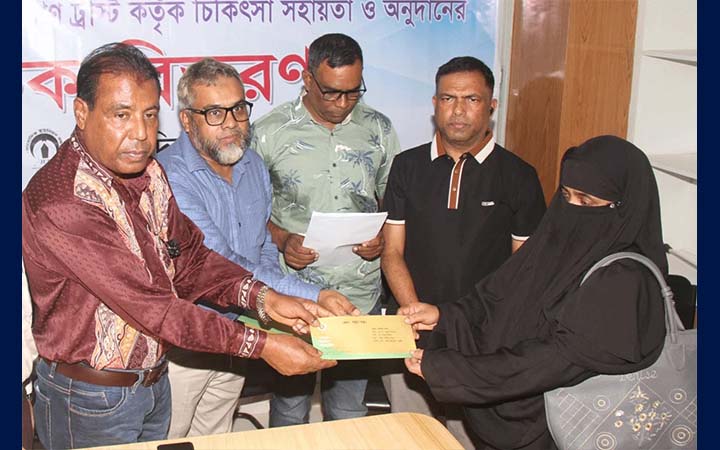 বগুড়ায় সাংবাদিক কল্যাণ ট্রাস্টের চিকিৎসা সহায়তা ও অনুদানের চেক বিতরণ