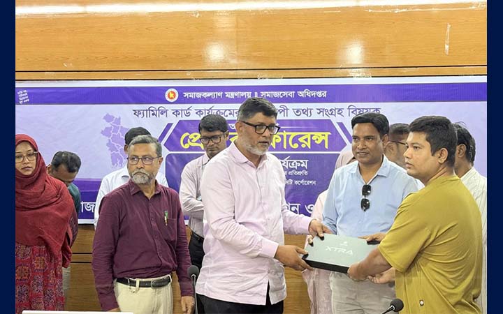 ময়মনসিংহে ফ্যামিলি কার্ডের তথ্য সংগ্রহকারীদের মধ্যে ট্যাব বিতরণ