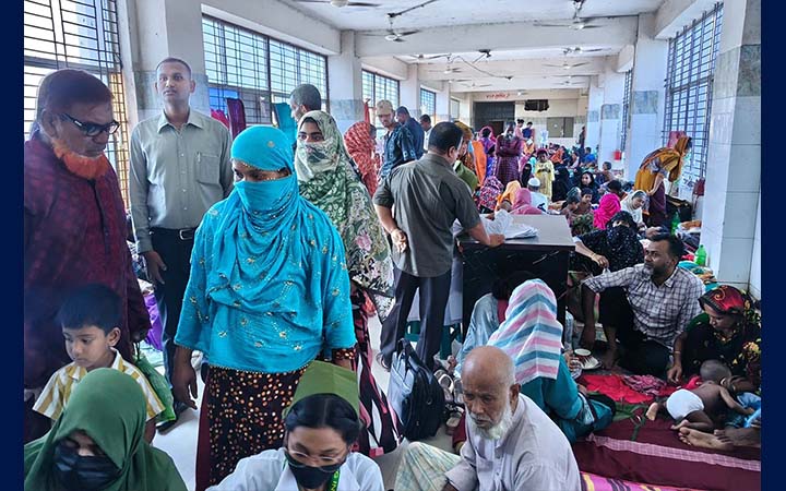 ২৫০ শয্যার মাগুরা হাসপাতালে রোগী ছাড়িয়েছে ৭০০, মেঝেতেও ঠাঁই নেই