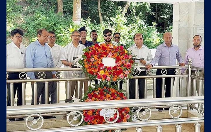 জিয়াউর রহমানের প্রথম সমাধিতে মুক্তিযুদ্ধমন্ত্রী ও প্রতিমন্ত্রীর শ্রদ্ধা