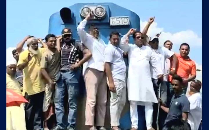 বাগেরহাটে রেলস্টেশন চালুর দাবিতে মানববন্ধন